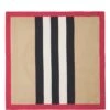 Burberry – Carré De Soir à Rayures Iconiques Et Logo -Mode Accessoires Magasin Burberry Carre de soir a rayures iconiques et logo
